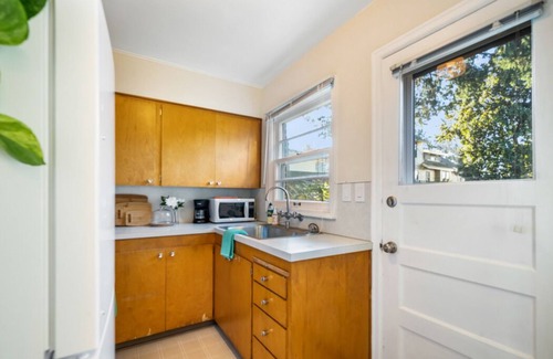 Richmond Apartamento | Vintage Portland Apartment in the Heart of SE w/ On-Site Laundry!