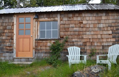Otter Point Cabina | Vintage Sooke Cabin: asequible, pintoresco, único, frente al mar, con una vista excelente.