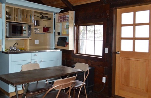 Otter Point Cabina | Vintage Sooke Cabin: asequible, pintoresco, único, frente al mar, con una vista excelente.