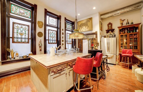 La Porte Apartamento | Vintage Studio in Historic Dtwn La Porte!
