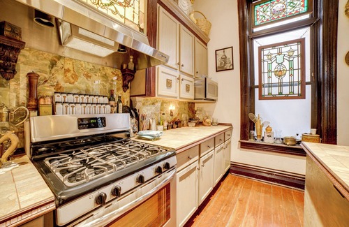 La Porte Apartamento | Vintage Studio in Historic Dtwn La Porte!
