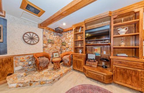 Oakhurst Apartamento | Vintage Sunset Villa by Bass Lake 17 miles from Yosemite National Park
