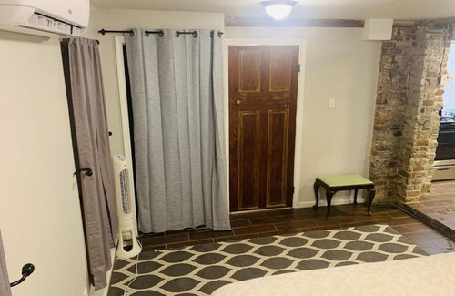 Uptown Historic District Apartamento | Vintage Uptown Hidden Gem, Walk to Everything New Renovation!