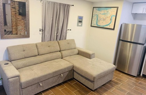 Uptown Historic District Apartamento | Vintage Uptown Hidden Gem, Walk to Everything New Renovation!