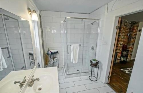 Uptown Historic District Apartamento | Vintage Uptown Hidden Gem, Walk to Everything New Renovation!