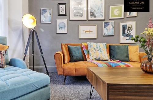Southend-on-Sea Casa | Vintage Vibes By Artisan Stays in Southend-On-Sea I Contractors I Pvt Parking I Sleeps 5