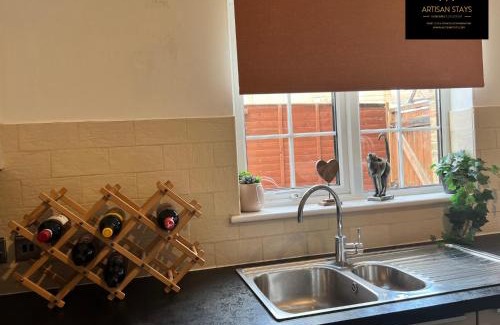 Southend-on-Sea Casa | Vintage Vibes By Artisan Stays in Southend-On-Sea I Contractors I Pvt Parking I Sleeps 5