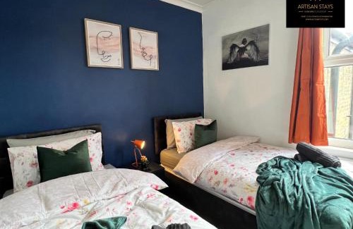 Southend-on-Sea Casa | Vintage Vibes By Artisan Stays in Southend-On-Sea I Contractors I Pvt Parking I Sleeps 5