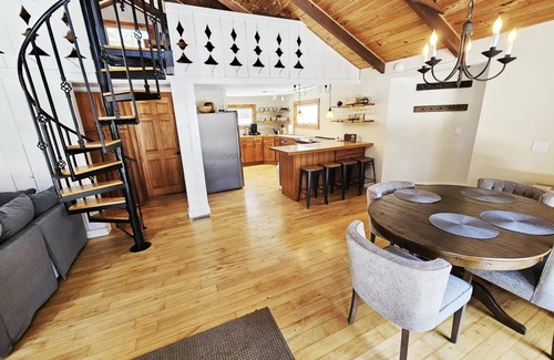 Moscow Chalet De Esquí | Vintage Vibes Haven in Stowe, Records & Firepit!