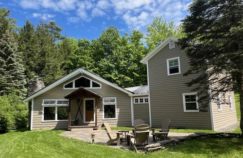 Moscow Chalet De Esquí | Vintage Vibes Haven in Stowe, Records & Firepit!