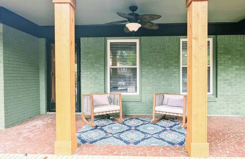 Cartersville Casa | Vintage Vibes on Quiet & Sunny Street