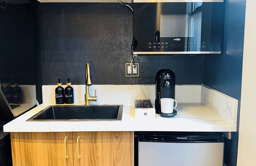 Gaslamp Quarter Apartamento | Vintage Vibes studio w/ WiFi & AC steps from Ballpark, Convention Center & Views