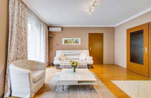 Ferencvaros Apartamento | Viola - Newly furnished with free garage!