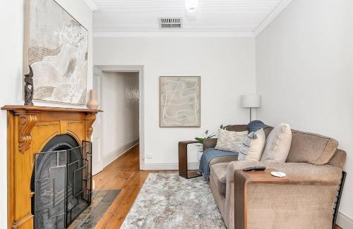 Parkside Casa | 'Violet Cottage' An Idyllic Urban Oasis for Two