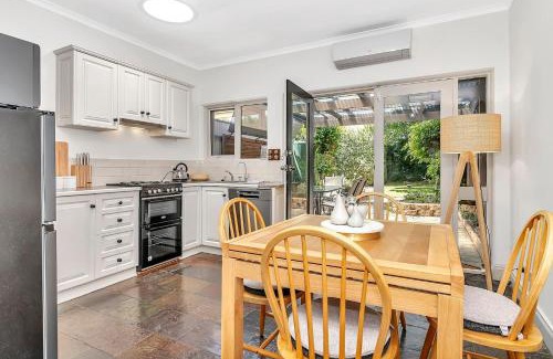 Parkside Casa | 'Violet Cottage' An Idyllic Urban Oasis for Two