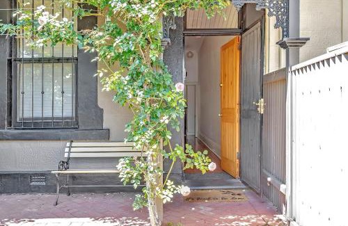 Parkside Casa | 'Violet Cottage' An Idyllic Urban Oasis for Two