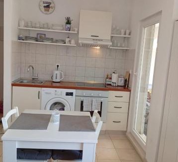 Cove Tri Zala (Zrnovo) Apartamento | Violet Red Yellow Apartments