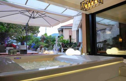 La Spezia Historic Centre Apartamento | Vip garden jacuzzi seaview in the hearth of downtown
