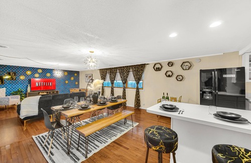 Michigan City Villa | VIP! LUXURY 4BD 5min to Lake Michigan beach Big Pool with heater!!