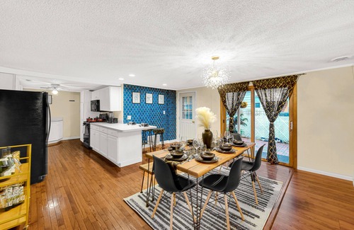 Michigan City Villa | VIP! LUXURY 4BD 5min to Lake Michigan beach Big Pool with heater!!