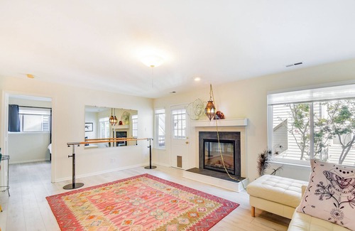 Northeast Virginia Beach Condominio | Virginia Beach Condo w/ Balcony, 1 Block to Beach!