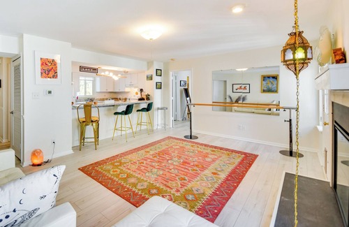 Northeast Virginia Beach Condominio | Virginia Beach Condo w/ Balcony, 1 Block to Beach!
