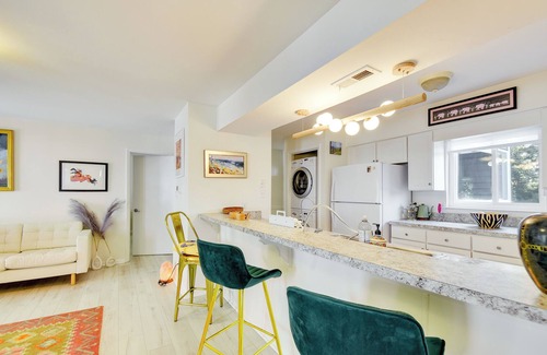 Northeast Virginia Beach Condominio | Virginia Beach Condo w/ Balcony, 1 Block to Beach!