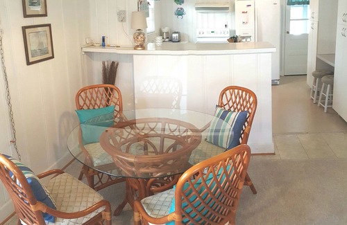 Northeast Virginia Beach Casa | Virginia Beach Vintage Beach Cottage