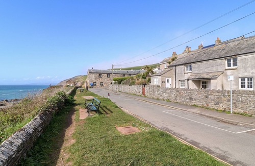 Portwrinkle Cabaña | VIRGINIA COTTAGE, family friendly, with open fire in Whitsand Bay
