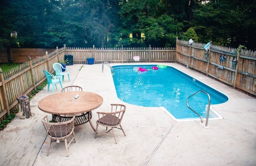 Chesterfield Casa | Virginia poolside Oasis: your Woodland Escape