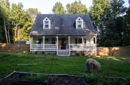 Chesterfield Casa | Virginia poolside Oasis: your Woodland Escape
