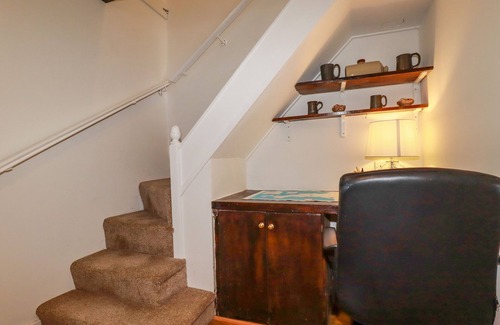 Pentewan Cabaña | VI’S VALLEY VIEW, pet friendly, character holiday cottage in Pentewan