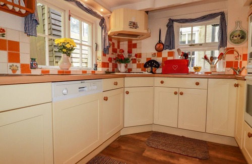 Pentewan Cabaña | VI’S VALLEY VIEW, pet friendly, character holiday cottage in Pentewan