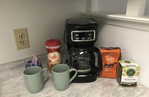 Visalia Condominio | Visalia, cozy, clean condo ! Short drive to SEQUOIA NP & downtown.Pets welcome!
