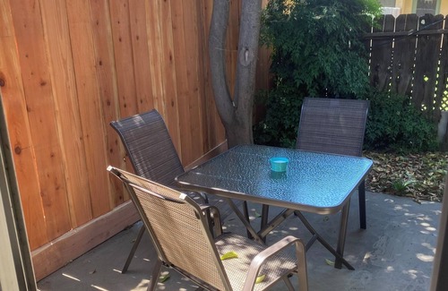 Visalia Condominio | Visalia, cozy, clean condo ! Short drive to SEQUOIA NP & downtown.Pets welcome!