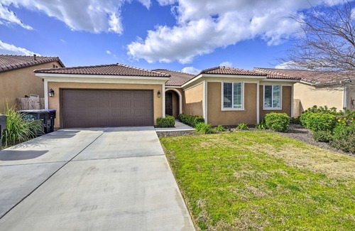 Visalia Casa | Visalia Home with Yard 4 Mi to Downtown!