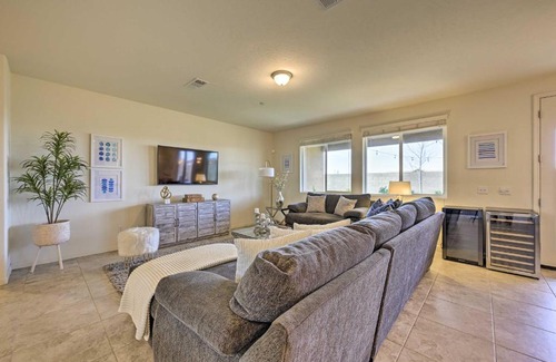 Visalia Casa | Visalia Home with Yard 4 Mi to Downtown!