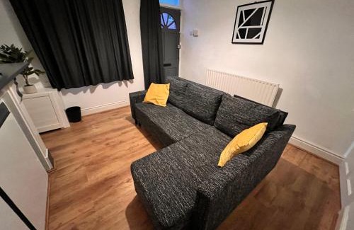 Luton Casa | Visit Luton With This 2 BR Rental - Sleeps 6