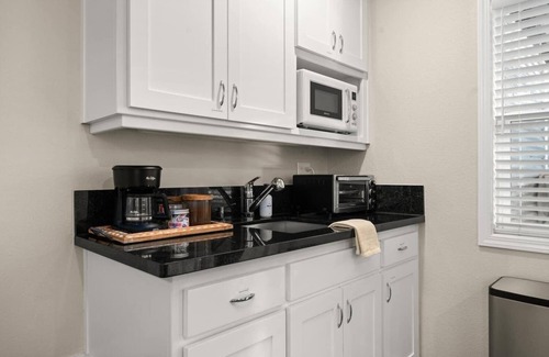 Chico Casa | Visit our bright, spacious and clean centrally located one bedroom!