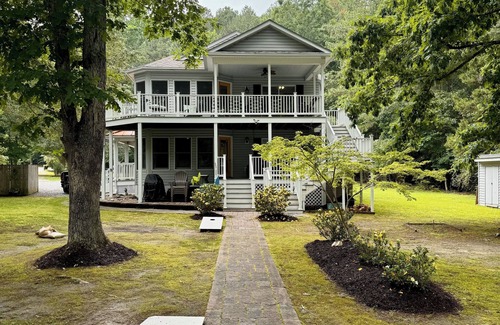 Henrico Casa | Visit The Good Life on Lake Gaston! 5 bedrooms with kayaks, SUPs, pedal boat.