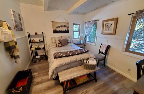 Cedar Glen Cabina | Visit Whimsy Hollow in Lake Arrowhead! Lake access and minutes to the Village.