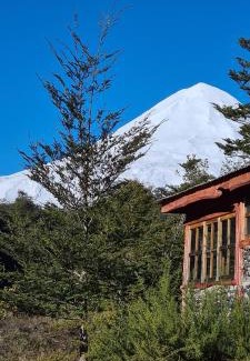 Curacautin Casa | Vista al volcán con tinaja y río en Conguillío