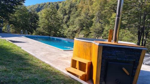 Curacautin Casa | Vista al volcán con tinaja y río en Conguillío