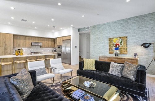 Historic Tennis Club Casa | Vista Montaña - Beautiful downtown townhome!