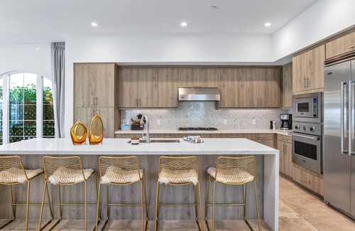 Historic Tennis Club Casa | Vista Montaña - Beautiful downtown townhome!
