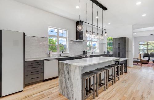 Monument Casa | Vista Montana Downtown Monument w BBQ & Fire Pit