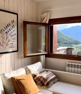Biescas Chalet De Esquí | Vista Pirineos, wifi y petfriendly