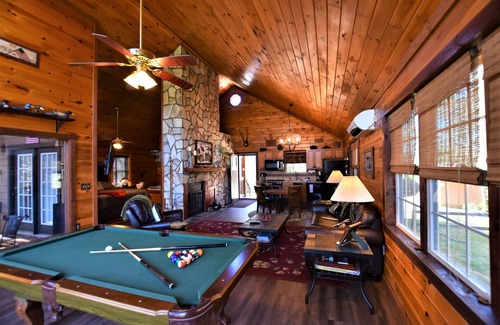 Sautee Nacoochee Cabina | Vista Ridge Cabin, A Romantic Getaway in Helen, GA