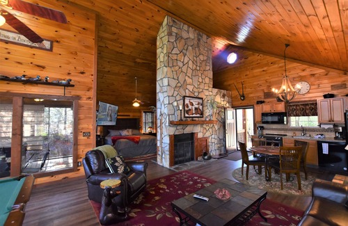 Sautee Nacoochee Cabina | Vista Ridge Cabin, A Romantic Getaway in Helen, GA