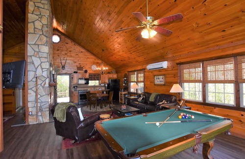 Sautee Nacoochee Cabina | Vista Ridge Cabin, A Romantic Getaway in Helen, GA